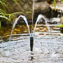 Heissner Aqua Jet Eco Teichpumpen-Set mit Wasserspiel im Gartenteich.