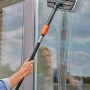 Gardena Cleansystem Fensterwischer mit Stiel und Abziehlippe im Einsatz.