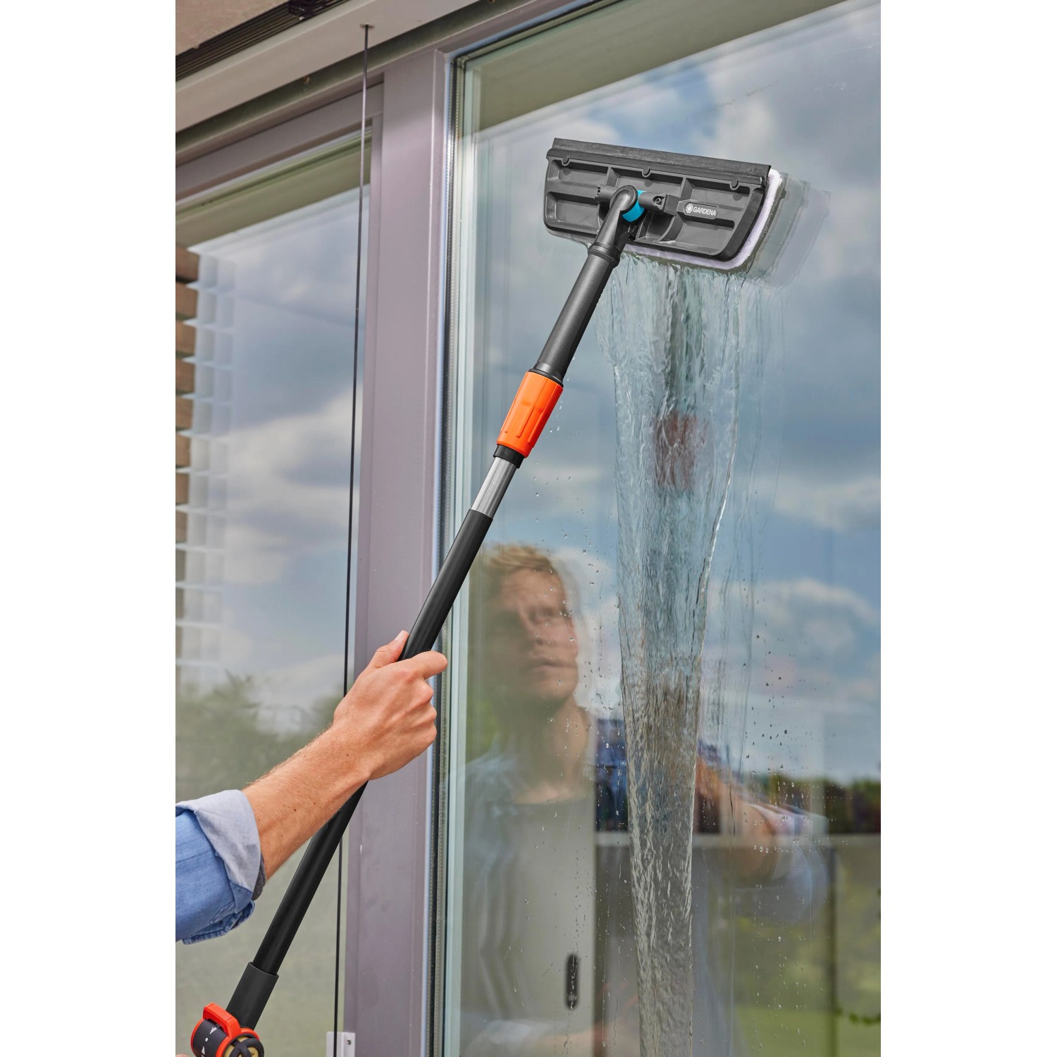 Gardena Cleansystem Fensterwischer mit Stiel und Abziehlippe im Einsatz.
