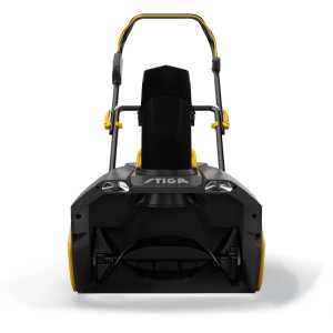 Stiga Akku-Schneefräse ST 700e, Frontansicht. Kompakte Schneefräse in Schwarz/Gelb mit Akku und Ladegerät.