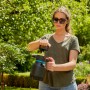 Frau benutzt Gardena Drucksprüher 1,25 l im Garten zur Pflanzenpflege.