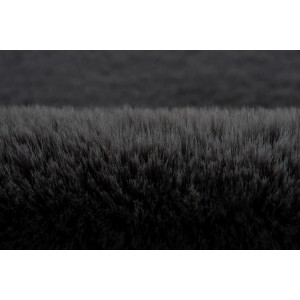 Detailaufnahme: Graphitfarbener Lalee Hochflorteppich Heaven, 80x150 cm, mit weichem Flor.