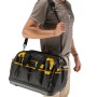 Stanley FatMax Werkzeugtasche FMST1-73607, getragen von einer Person. Werkzeugkoffer in Schwarz/Gelb.