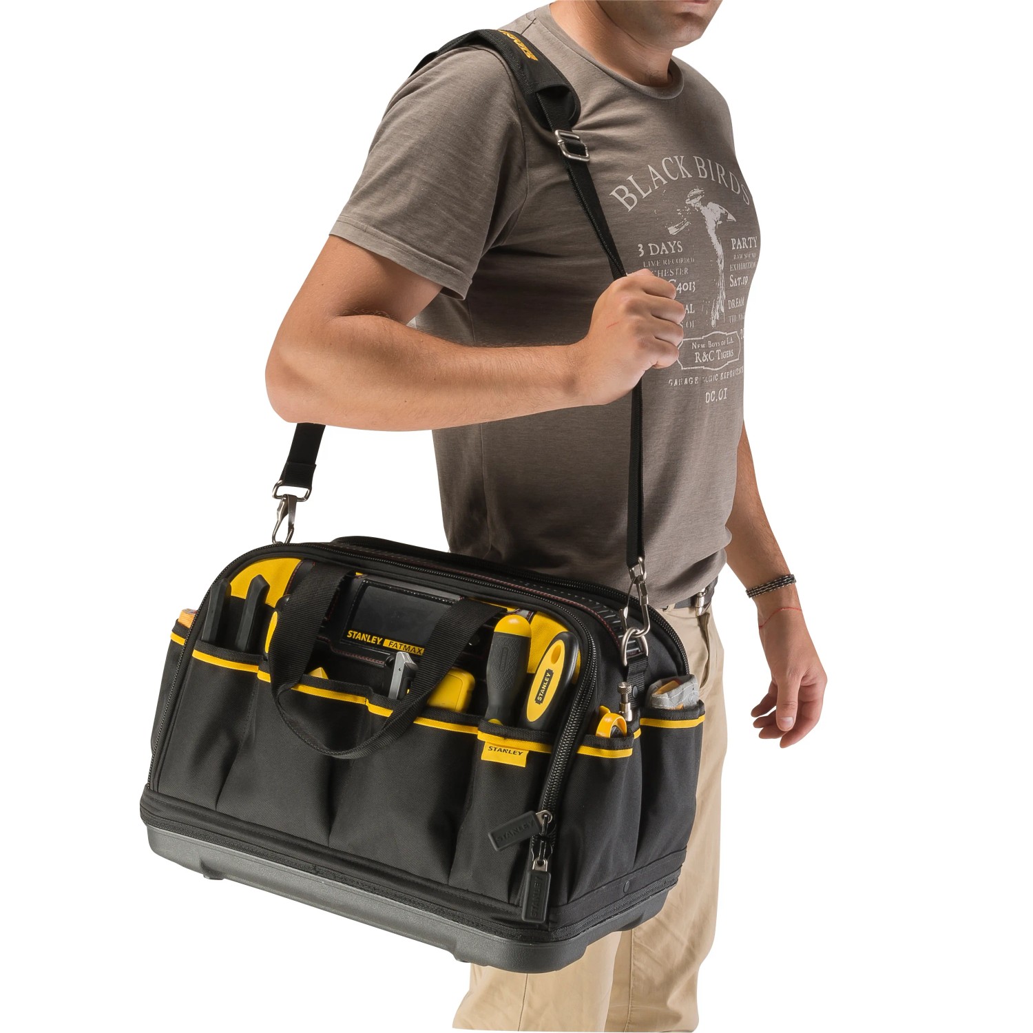 Stanley FatMax Werkzeugtasche FMST1-73607, getragen von einer Person. Werkzeugkoffer in Schwarz/Gelb.