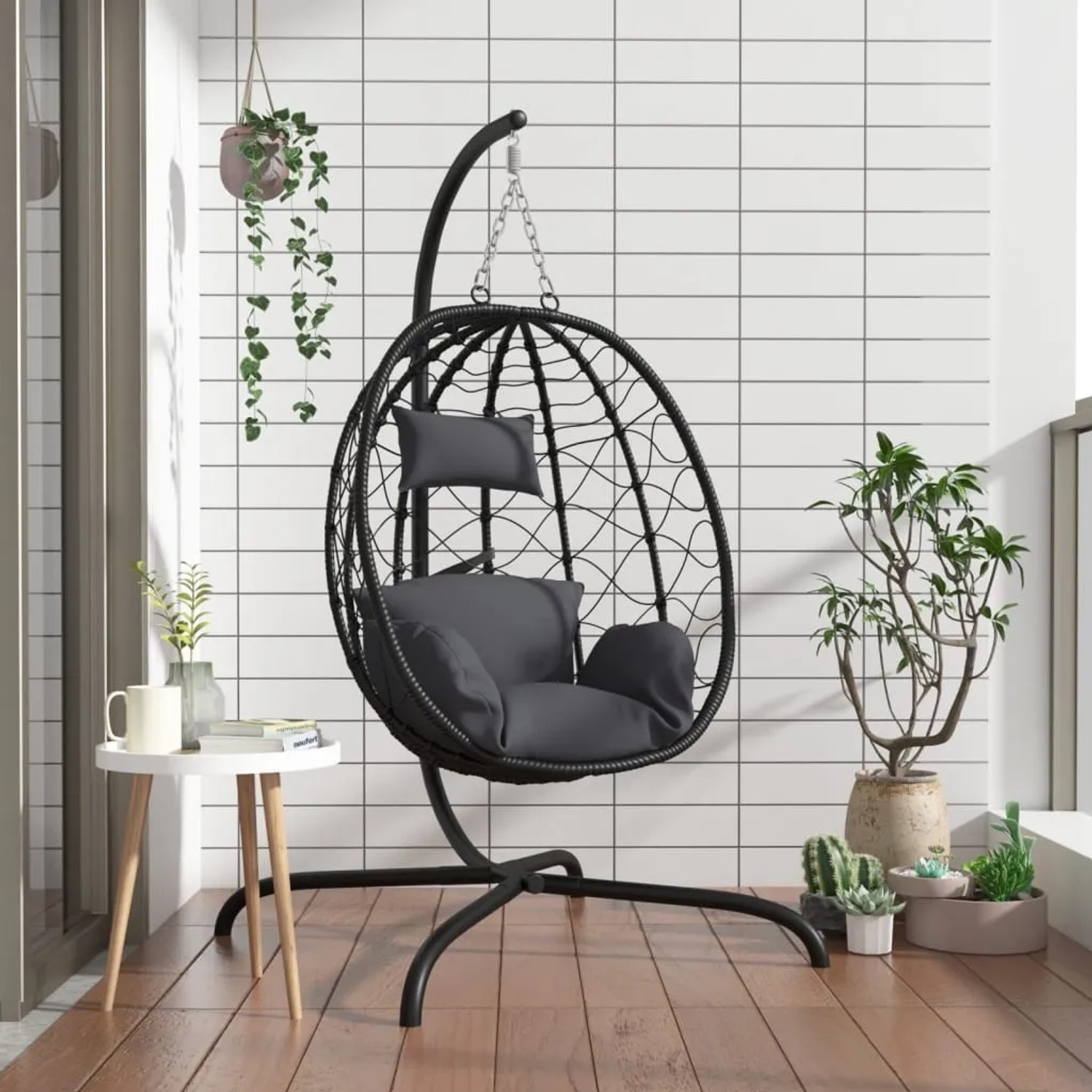 Anthrazit Hängesessel Ei aus Polyrattan mit Stahlrahmen und weichen Kissen für entspannte Stunden.