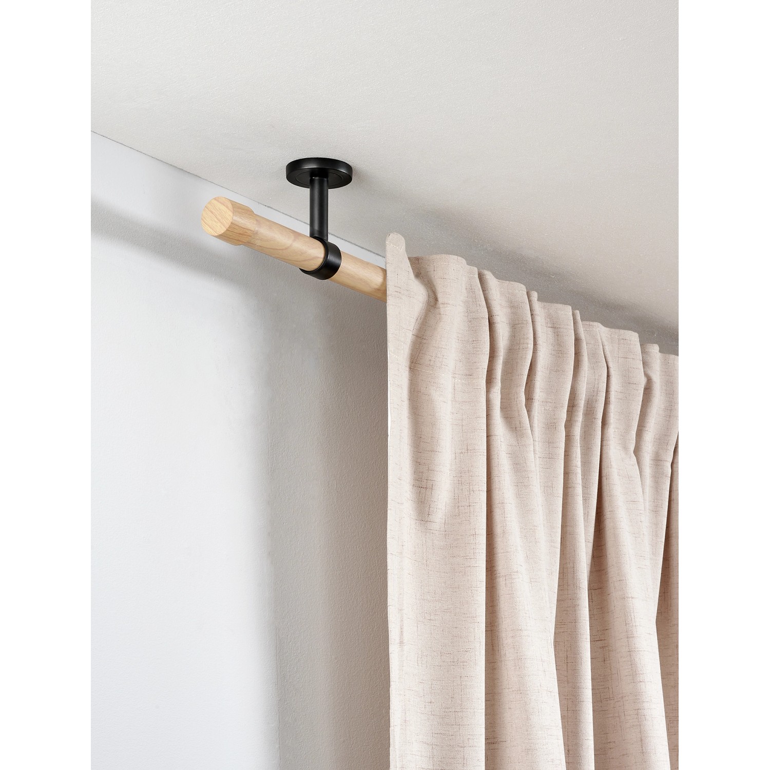 Gardinia Träger Denver, geschlossen, für 25 mm Stange, 7,5 cm, schwarz matt, an Decke montiert.