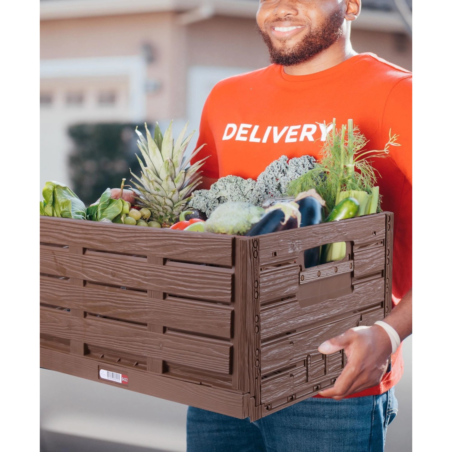 Bestlivings Klappbox in Holzoptik, gefüllt mit Obst und Gemüse. Praktische Badaccessoires für Ordnung.