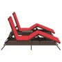 2 braune Poly Rattan Sonnenliegen mit roten Auflagen und kleinem Tisch. Gartenmöbel Set.