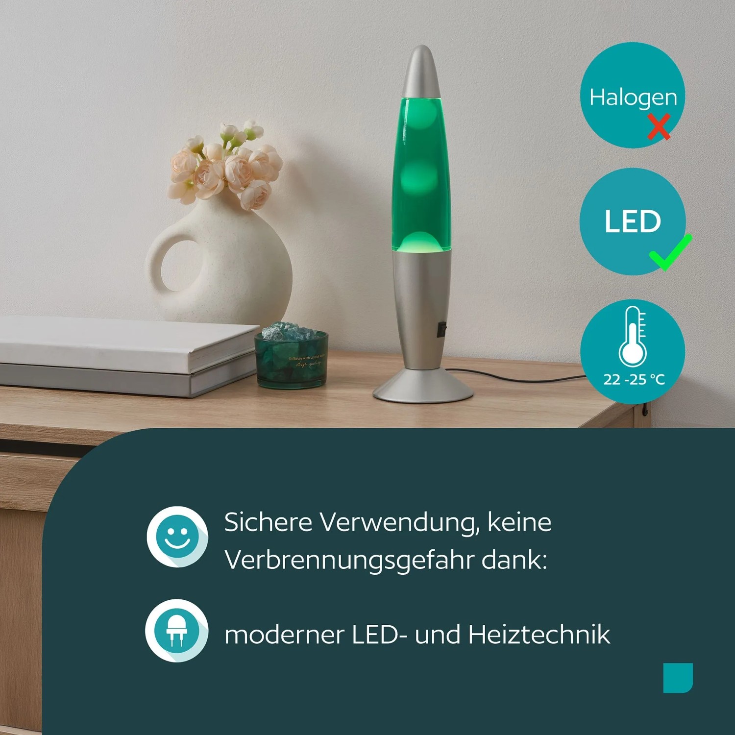 Eglo LED-Lavatischleuchte Silber/Grün/Weiss auf Holztisch. Klassische Form mit grünem Wachs-Effekt.