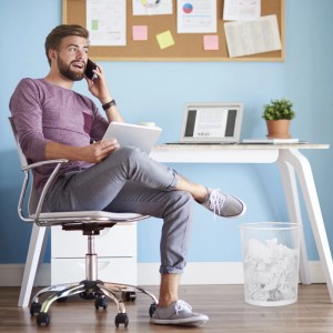 Runder Papierkorb mit zerknülltem Papier im Büro. Offene Struktur, ideal als Mülleimer für Zuhause.