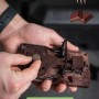 Rattenfalle bestücken: Köder wird in die ungespannte Schlagfalle eingesetzt.