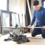 Ryobi RTMS1800-G Kombisäge als Kapp- und Tischkreissäge im Einsatz mit Holzwerkstück.