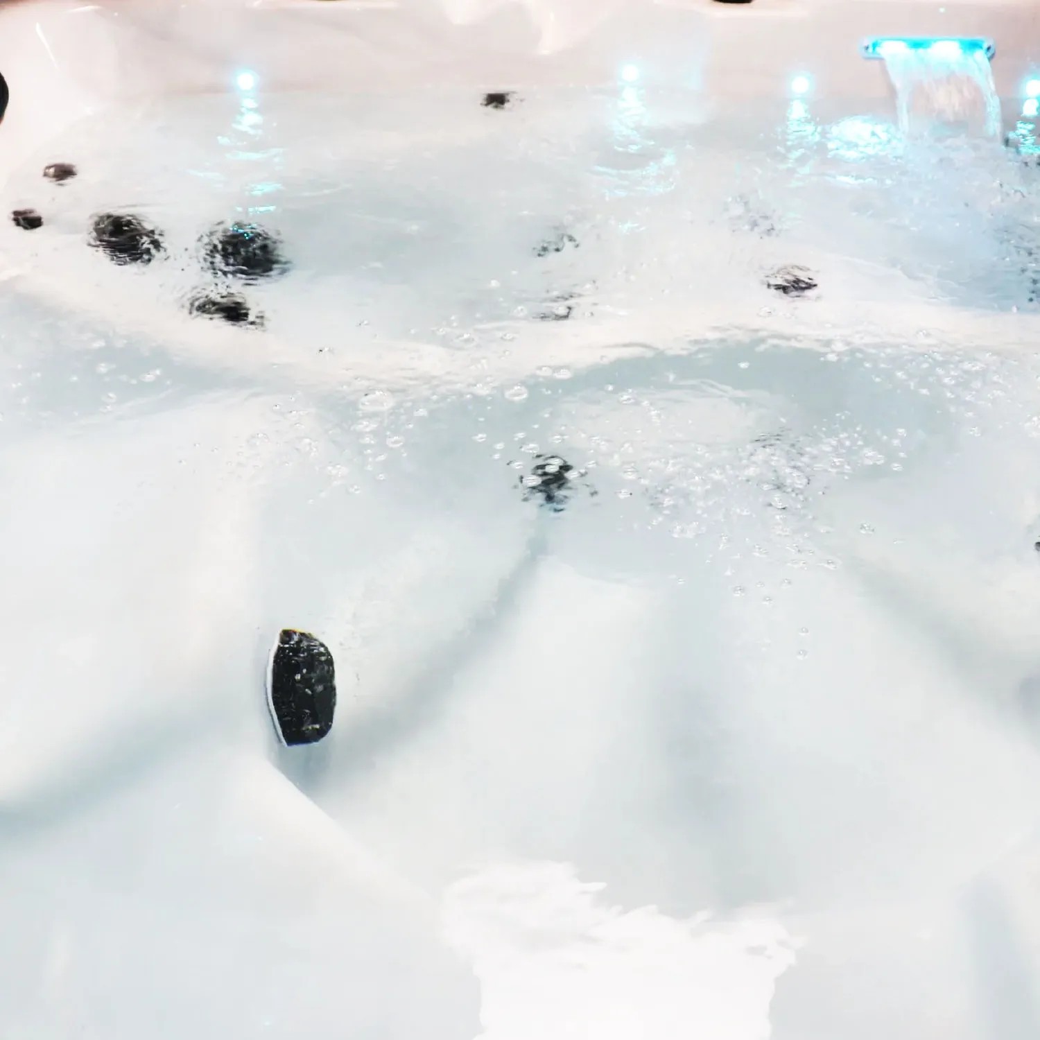 Canadian Spa ThunderBay Whirlpool mit Wasser, Düsen und LED-Beleuchtung.