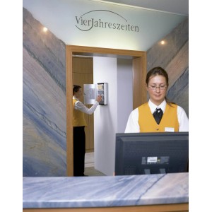 Silberner Durable Schlüsselkasten Key Box für 72 Schlüssel im Einsatz an einer Rezeption.