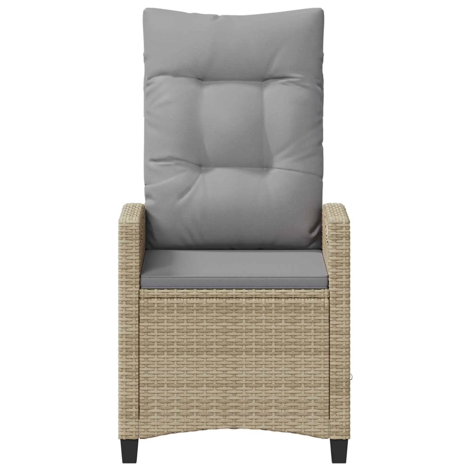 Beiger Gartenstuhl in Rattan-Optik mit hellgrauen Polstern und hoher Rückenlehne für den Außenbereich.