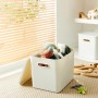 Weiße Rotho Albula Multibox (27 l) für C4-Papier, mit Spielzeug gefüllt.