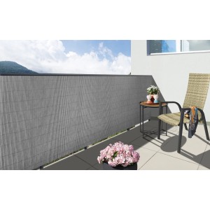 Floraworld Sichtschutz Premium Plus in Betonoptik auf Balkon mit Stuhl und Tisch.