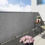 Floraworld Sichtschutz Premium Plus in Betonoptik auf Balkon mit Stuhl und Tisch.
