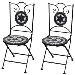 Zwei klappbare Bistrostühle mit Keramikmosaik in Schwarz und Weiß für Garten oder Balkon.