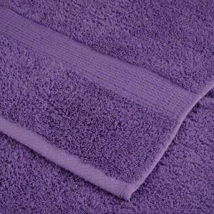 Nahaufnahme: Lila Premium Handtuch (100x200cm) aus 100% Baumwolle, flauschig und saugfähig.