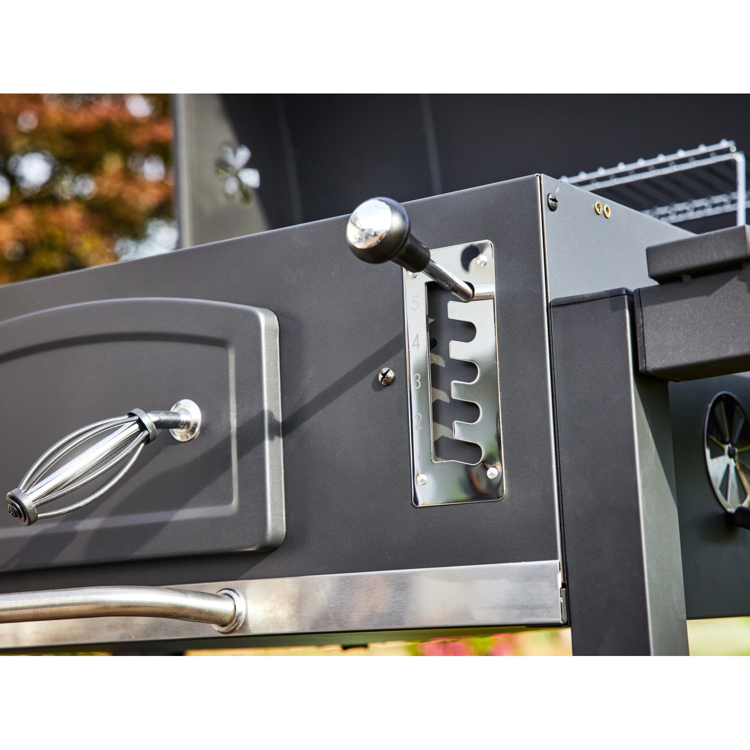 Detailaufnahme: Jamestown Holzkohlegrill Jaxon XL mit Hitzeregulierung.