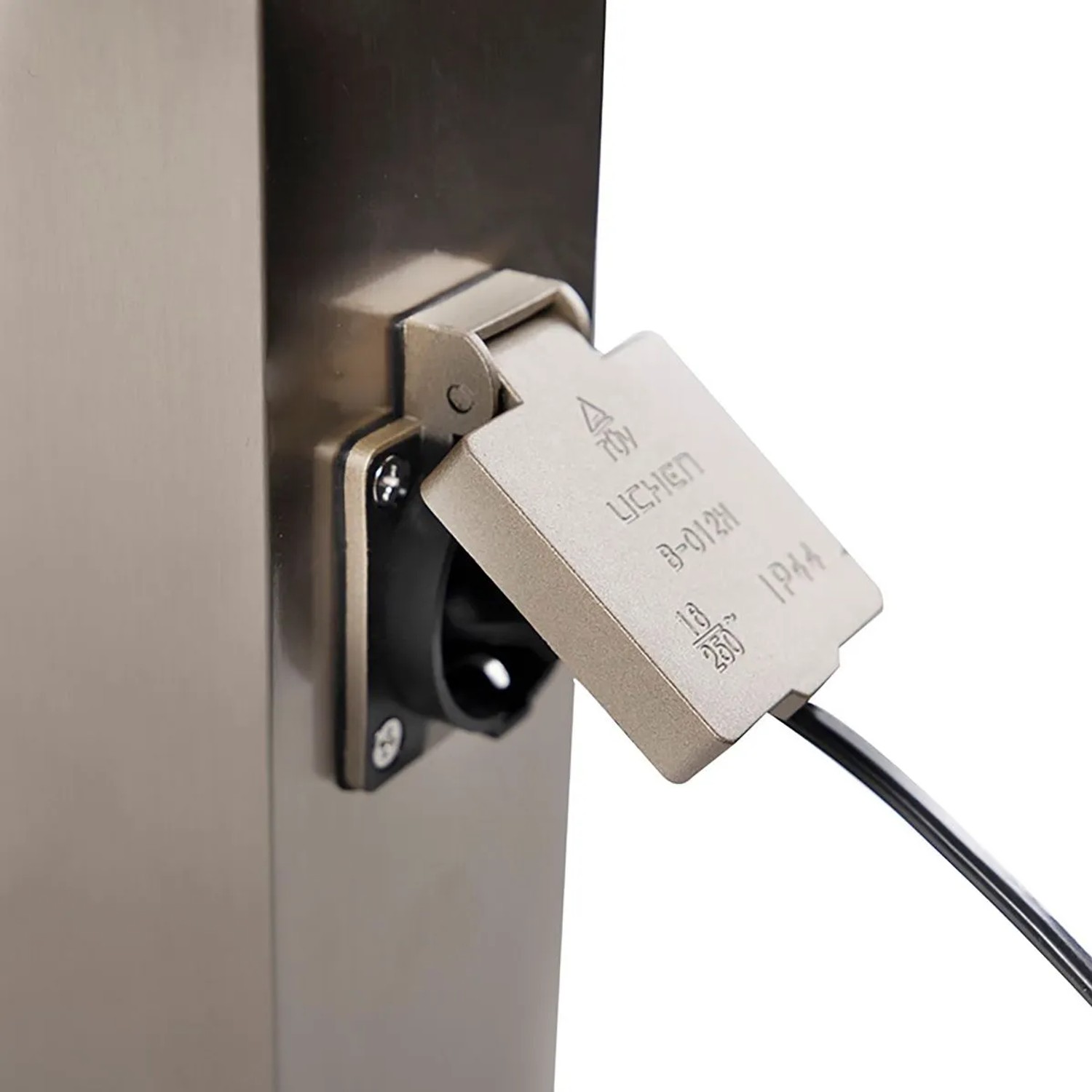 Detailaufnahme: QAZQA Außenleuchte Malios mit IP44 Steckdose und Kabel.