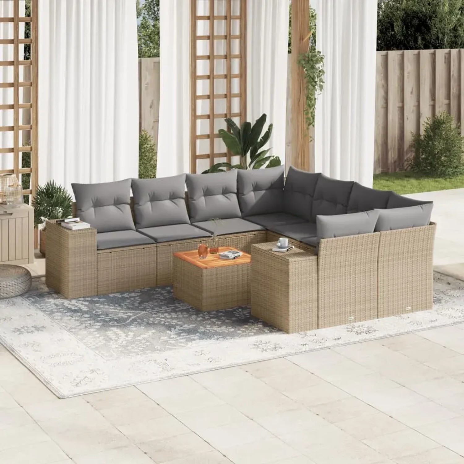 Beige 9-tlg. Garten-Sofagarnitur aus Poly Rattan mit hellgrauen Kissen und Akazienholztisch.