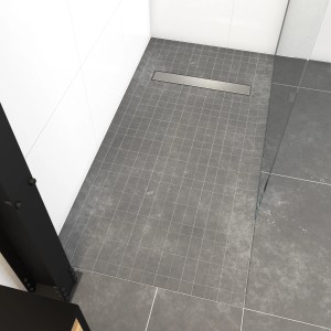 Befliesbares Aurlane Showerboard 90x160 mit silbernem Ablaufkanal in moderner Dusche.