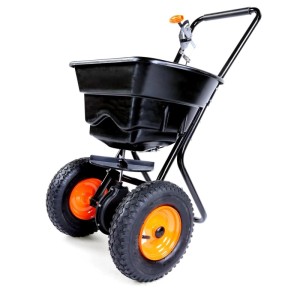 FUXTEC FX-GS36 Streuwagen mit schwarzem Behälter und orangefarbenen Rädern. Für Salz, Saatgut und Dünger, 36kg Volumen.