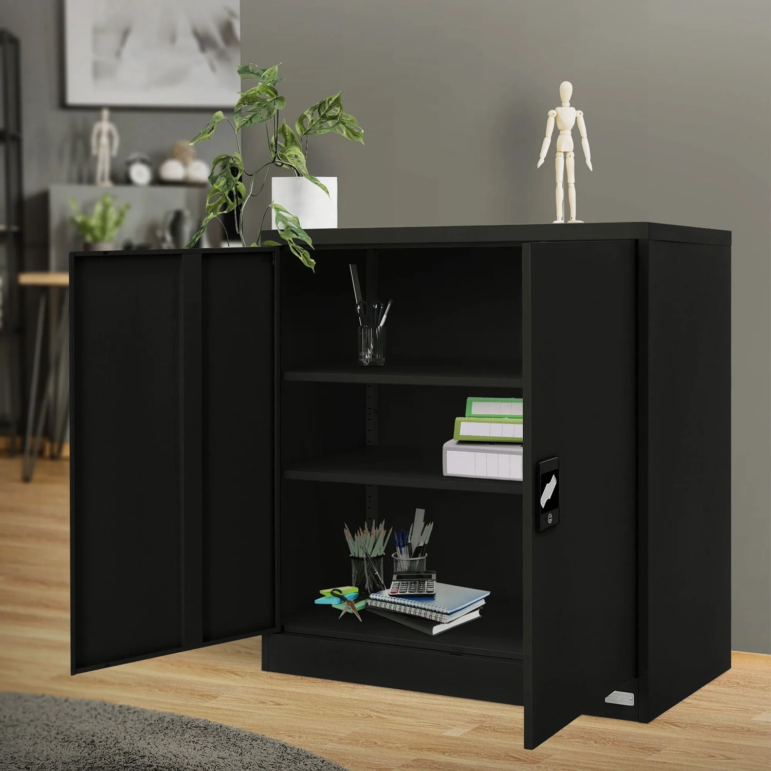 Schwarzer ML-Design Aktenschrank aus Stahl, abschließbar, mit zwei Türen und verstellbaren Böden.