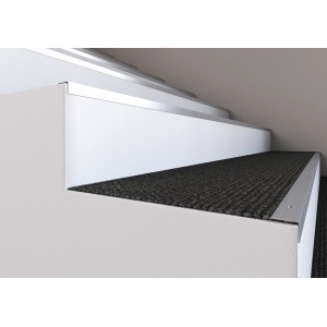 Treppenwinkelprofil in Bronze, 25x10 mm, 1000 mm Länge, montiert auf Treppe.