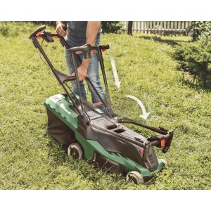 Bosch Elektro-Rasenmäher AdvancedRotak 690 mit Fangbox und Mulchkit im Einsatz.