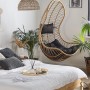 Beliani Hängesessel, naturfarben mit schwarzen Kissen, im Schlafzimmer.