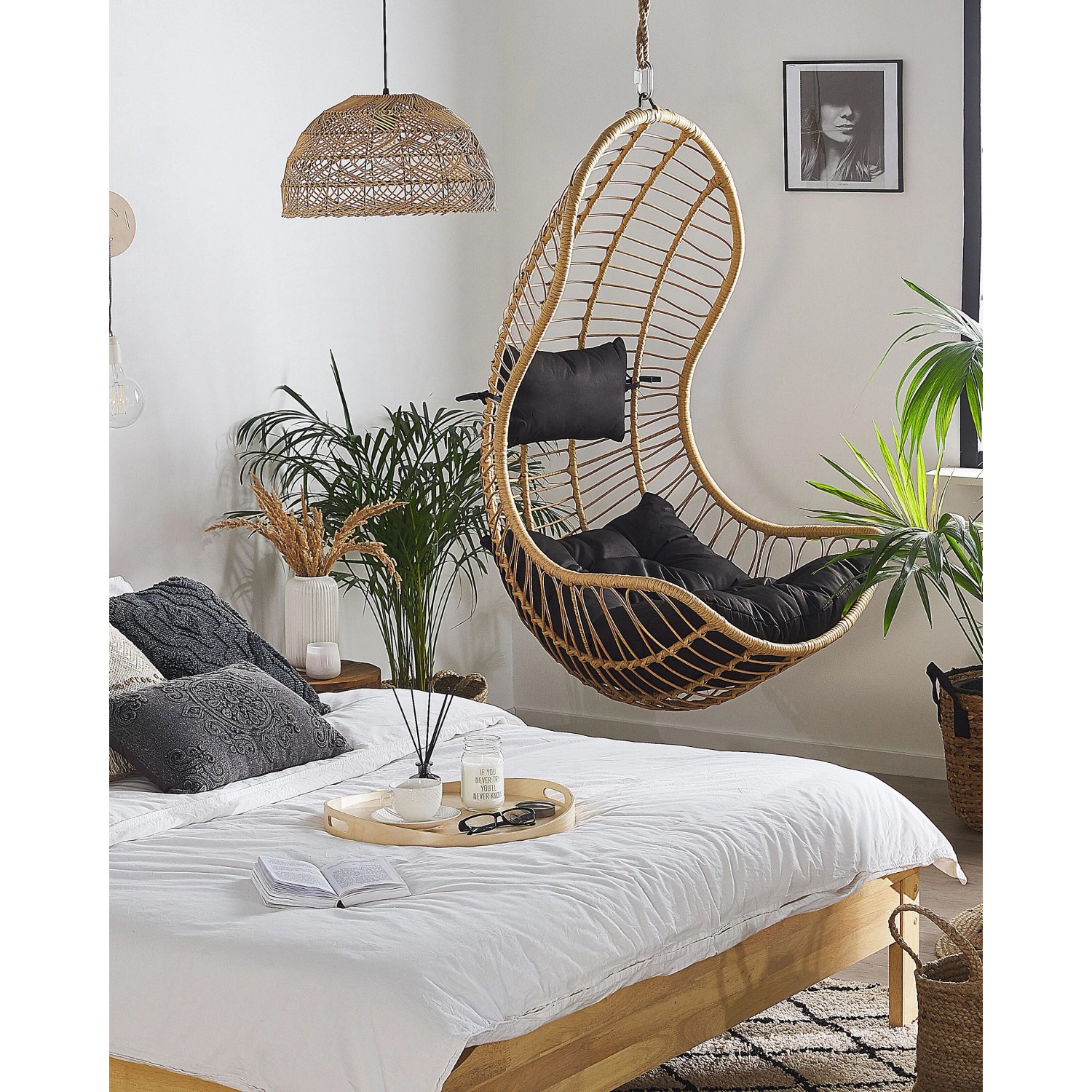 Beliani Hängesessel, naturfarben mit schwarzen Kissen, im Schlafzimmer.
