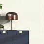 Rasch Vliestapete African Queen III, ledergenarbt, cremeweiß an Wand mit Kommode, Lampe und Pflanze.