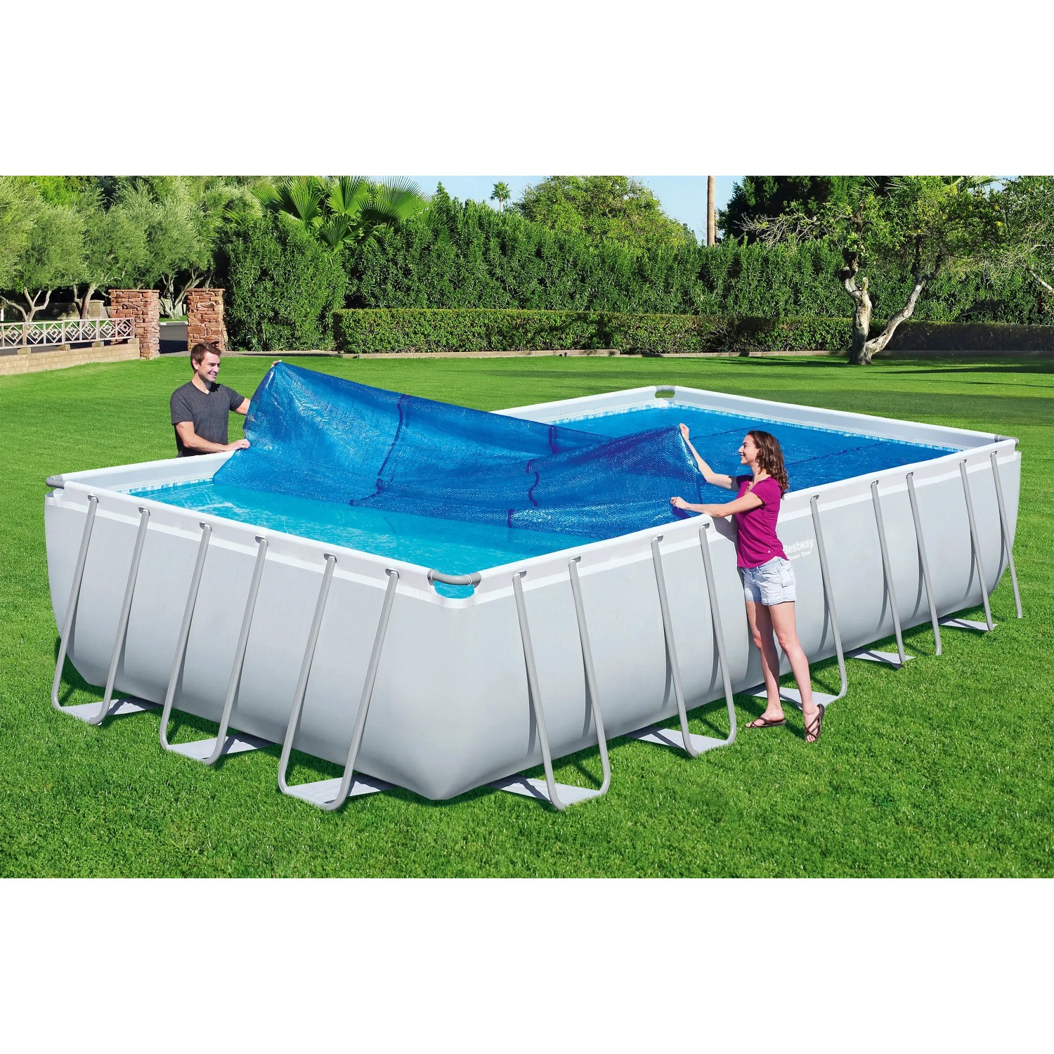 Rechteckige Bestway Solarplane auf Pool, 703x336 cm, blau. Schützt und wärmt das Wasser.