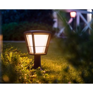 Philips Hue Econic LED Sockelleuchte im Garten, warmweißes Licht.