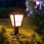 Philips Hue Econic LED Sockelleuchte im Garten, warmweißes Licht.