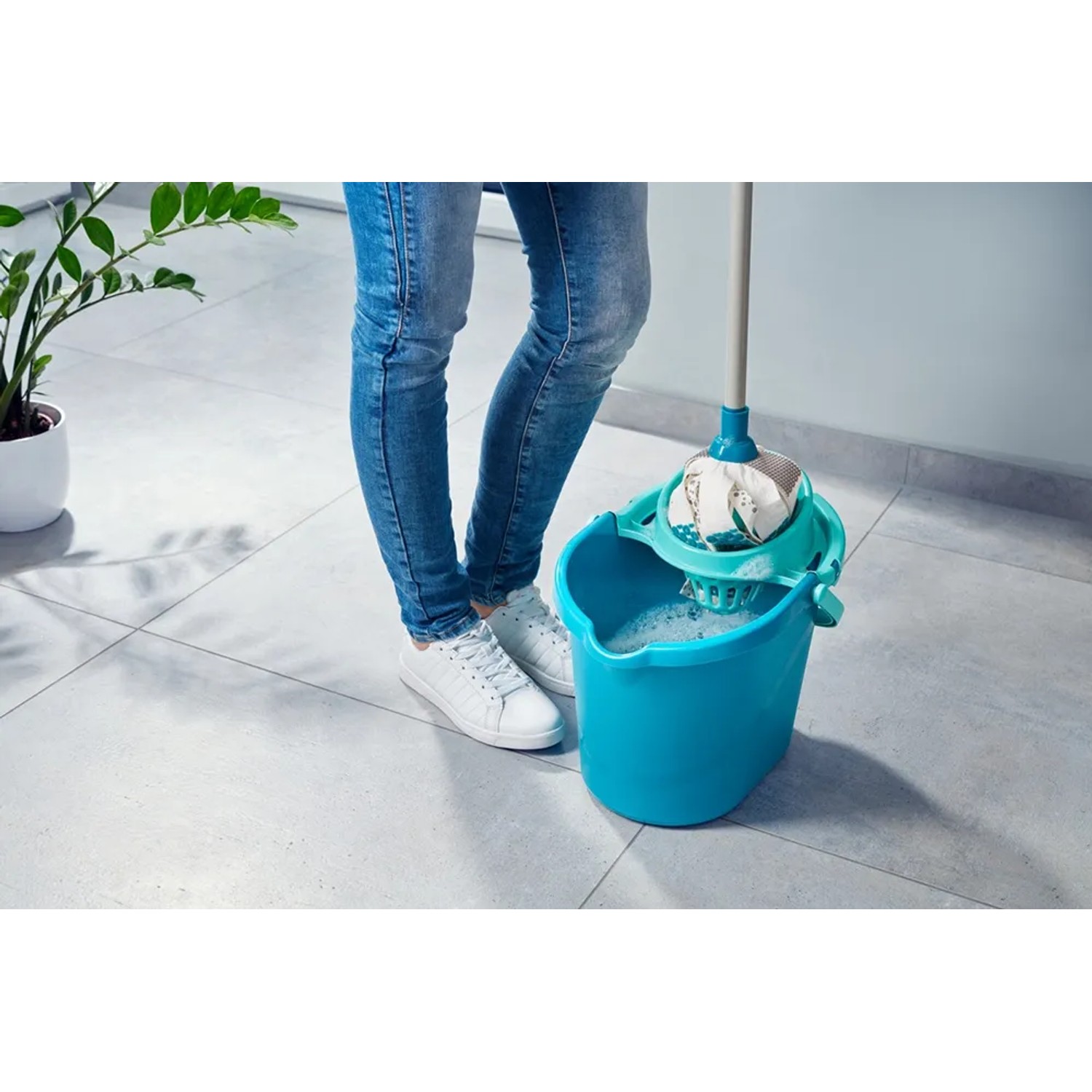 Leifheit Power Mop 3 in 1 Ersatzkopf im Eimer mit Wasser, zur Reinigung von Böden.
