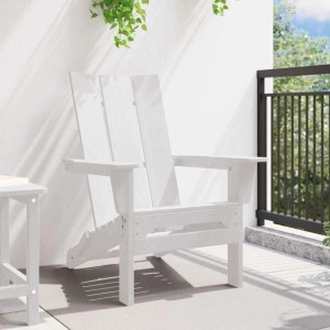 Weißer klappbarer Adirondack-Stuhl aus HDPE mit breiten Armlehnen auf Terrasse. Ideal als Garten- oder Outdoor-Stuhl.