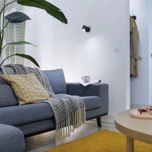 WIZ LED-Deckenleuchte Imageo, schwarzer 1er-Spot mit tunable white Licht in Wohnraum.