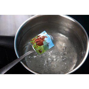 Brauns-Heitmann Eierfarben Banderole Osterhase Maxi auf Löffel über kochendem Wasser.