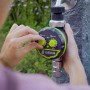 Geka Bewässerungscomputer mit Hahnadapter in Nutzung, zur Steuerung der Gartenbewässerung.