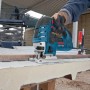 Bosch Professional GST 150 CE Stichsäge in Aktion beim Sägen von Holz.