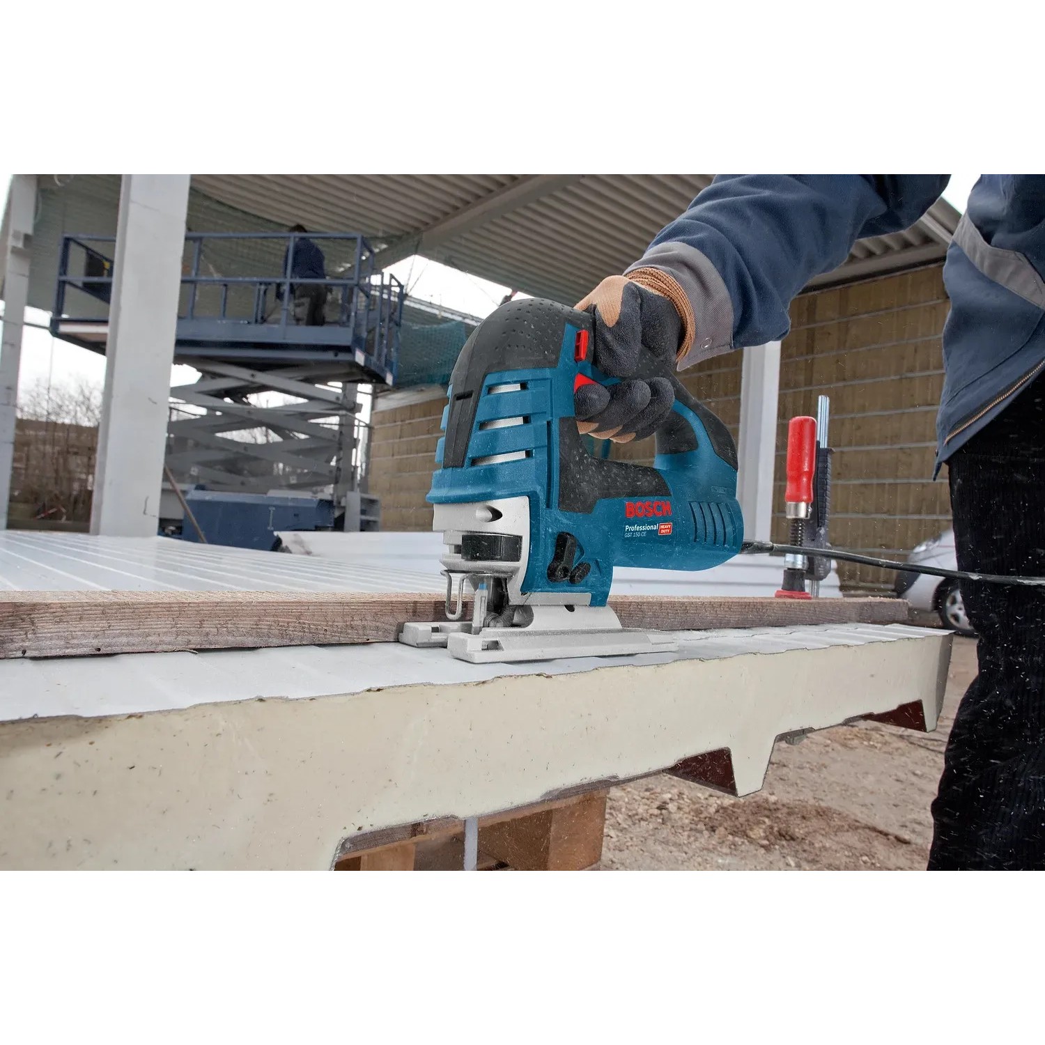 Bosch Professional GST 150 CE Stichsäge in Aktion beim Sägen von Holz.
