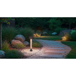 Trio LED-Wegeleuchte Fraser in Holzoptik, Ø 19 cm, Höhe 54 cm, im Garten.
