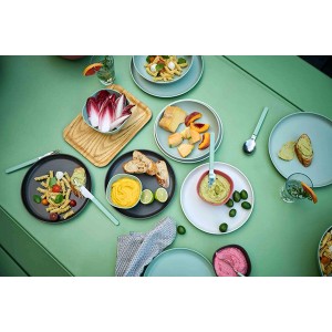 Mepal Silueta 8-teiliges Tafel-Set Nordic Black mit Speise- und Suppentellern auf gedecktem Tisch.