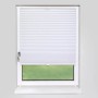 Weißes blickdichtes Plissee Basic 45x150cm am Fenster mit Klemmfix-Montage für Sicht- und Sonnenschutz.
