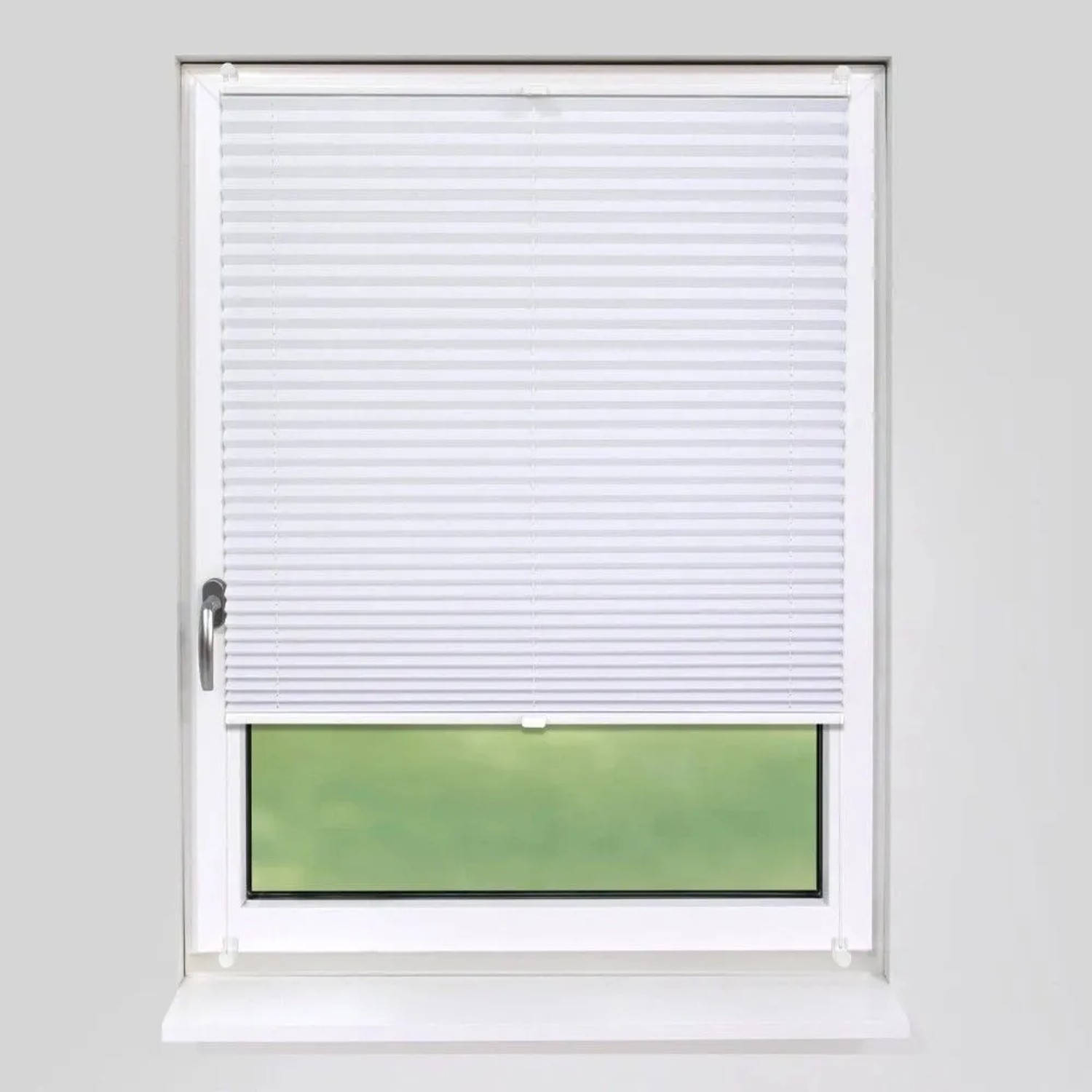 Weißes blickdichtes Plissee Basic 45x150cm am Fenster mit Klemmfix-Montage für Sicht- und Sonnenschutz.