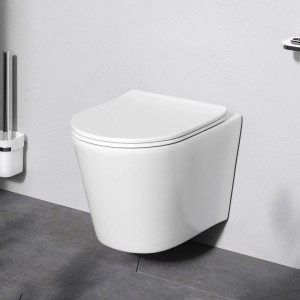 Modernes weißes Wand-WC Set mit geschlossener Absenkautomatik. Hygienische Toilette aus Sanitärporzellan für das Bad.